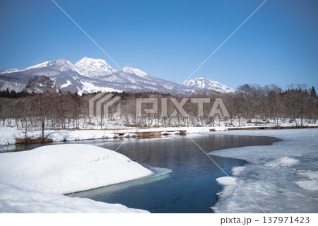 妙高山といもり池・冬(新潟県妙高市池の平) 妙高山といもり池・冬(新潟県妙高市池の平) 137971423