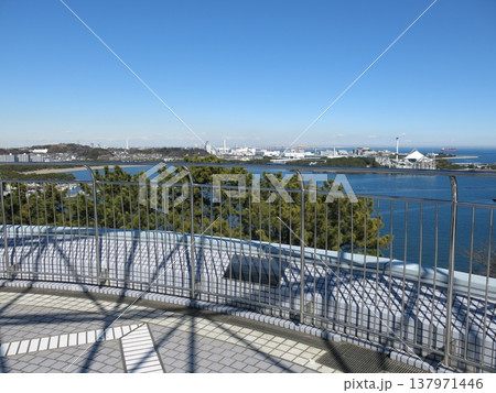 横浜市金沢区の野島公園にある展望台からの眺め(八景島・海の公園・横浜ランドマークタワーなど) 横浜市金沢区の野島公園にある展望台からの眺め(八景島・海の公園・横浜ランドマークタワーなど) 137971446
