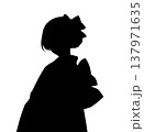 着物を着た女性のアニメ風イラストのシルエット 137971635