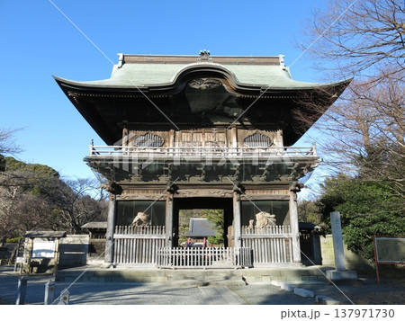 横浜市金沢区の称名寺（仁王門） 137971730
