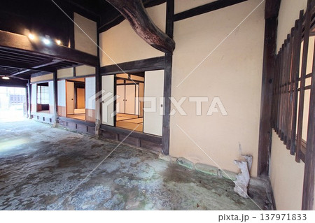 安芸の小京都・竹原町並み保存地区の歴史的建造物 内部の和室日本の伝統建築 数寄屋風の茶室と竹格子の天 安芸の小京都・竹原町並み保存地区の歴史的建造物 内部の和室日本の伝統建築 数寄屋風の茶室と竹格子の天 137971833