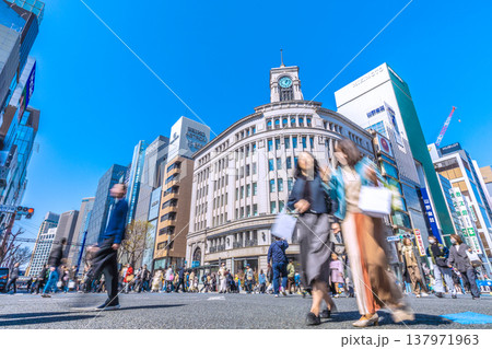 日本の東京都市景観3月21日。インバウンド続く…外国人観光客らで賑わう銀座。青信号＝ホコ天実施日 137971963