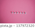 ピンク色背景のSpring文字 137972320