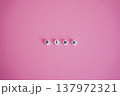 ピンク色背景のPink文字 137972321