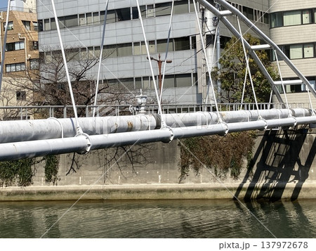 東京都中央区日本橋箱崎町にある湊橋から見た「水管橋（湊橋水管橋）」 137972678