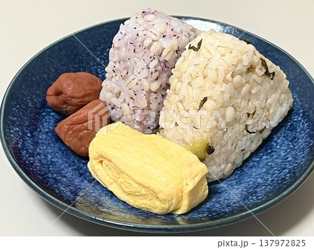 おいしいおにぎりと梅干しと卵焼き おいしいおにぎりと梅干しと卵焼き 137972825