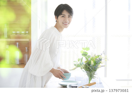 心地よい暮らしを楽しむ女性 137973081