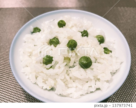 春の香りと彩りのグリーンピースご飯3 春の香りと彩りのグリーンピースご飯3 137973741