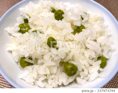春の香りと彩りのグリーンピースご飯6 春の香りと彩りのグリーンピースご飯6 137973744