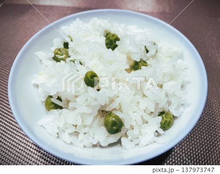 春の香りと彩りのグリーンピースご飯9 春の香りと彩りのグリーンピースご飯9 137973747