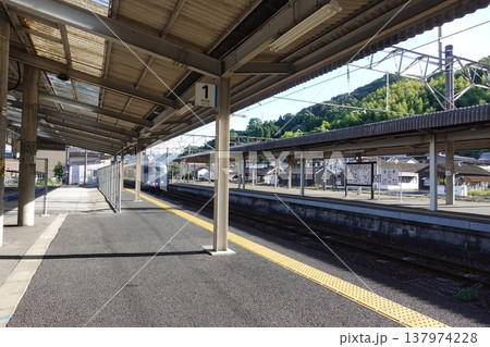 日豊本線佐伯駅のホーム 137974228
