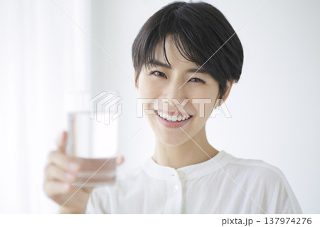 日常生活を送る若い女性 水分補給をするナチュラルライフ 137974276