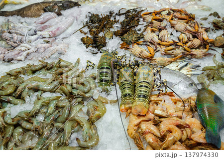lobsters, shrimps and crabs on ice in the store 137974330