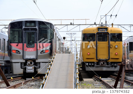 電車区に留置中の227系電車と115系電車 電車区に留置中の227系電車と115系電車 137974382