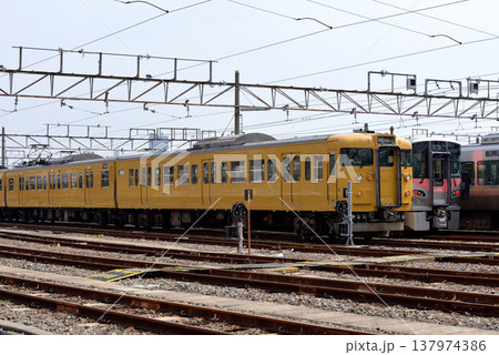 電車区に留置中の115系電車 137974386