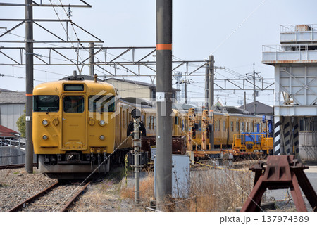 電車区に留置中の115系電車 137974389