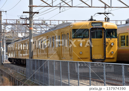 電車区に留置中の115系電車3両 137974390