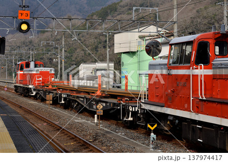 DE10プッシュプル編成のレール輸送列車 137974417