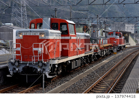 DE10プッシュプル編成のレール輸送列車 137974418