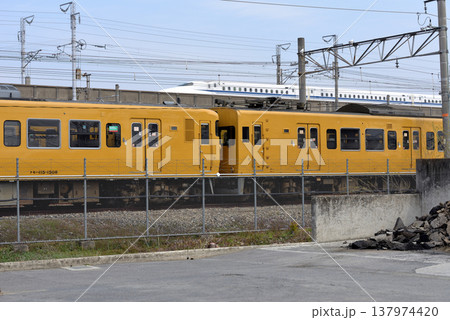 運用離脱後電車区に留置中の115系食パン電車 137974420