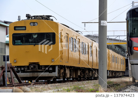 運用離脱後電車区に留置中の115系食パン電車 137974423