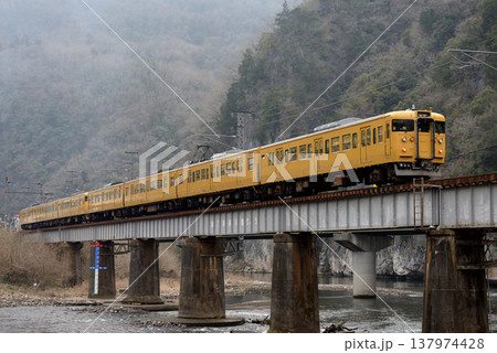 伯備線を走る115系普通電車7両 伯備線を走る115系普通電車7両 137974428