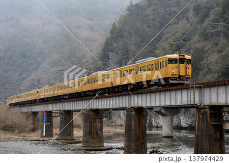 伯備線を走る115系普通電車7両 伯備線を走る115系普通電車7両 137974429