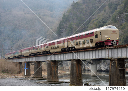 伯備線を走る285系寝台特急サンライズ出雲7両 伯備線を走る285系寝台特急サンライズ出雲7両 137974430