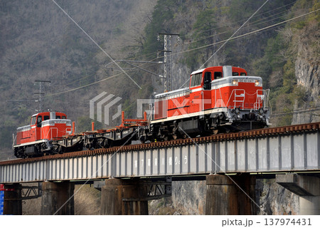 伯備線を走るDE10プッシュプル編成のレール輸送列車 伯備線を走るDE10プッシュプル編成のレール輸送列車 137974431