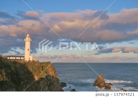 夕暮れの大王埼灯台　三重 137974521