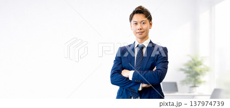 腕を組む男性ビジネスマン 137974739