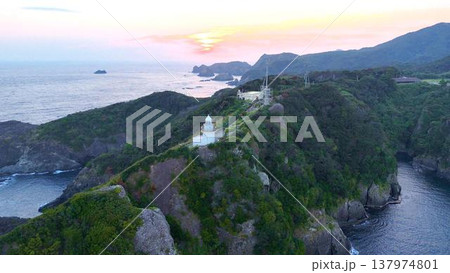 黄昏時の石廊崎海岸。美しい夕焼けに染まる石廊埼灯台(空撮) 黄昏時の石廊崎海岸。美しい夕焼けに染まる石廊埼灯台(空撮) 137974801