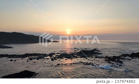 朝焼け空と伊豆半島・恵比須島周辺の美しい岩礁海岸（空撮） 137974802