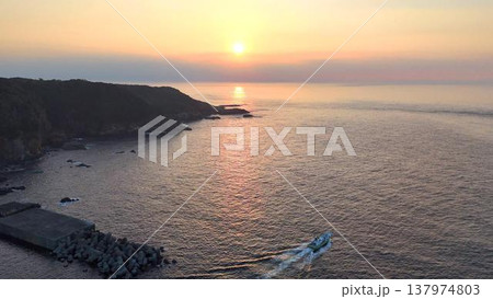 朝日の海を航行する小さな漁船。伊豆・須崎海岸(空撮) 朝日の海を航行する小さな漁船。伊豆・須崎海岸(空撮) 137974803