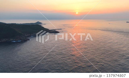 伊豆半島・須崎の夕景。恵比須島周辺の穏やかな海と夕焼け(空撮) 伊豆半島・須崎の夕景。恵比須島周辺の穏やかな海と夕焼け(空撮) 137974807