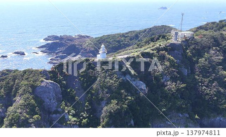 快晴の伊豆半島最南端。青い海にそびえ立つ石廊崎と灯台（空撮） 137974811