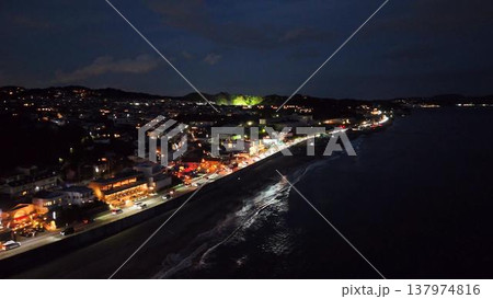 鎌倉・七里ヶ浜の夜景。国道134号線沿いの煌めく海岸線(空撮) 鎌倉・七里ヶ浜の夜景。国道134号線沿いの煌めく海岸線(空撮) 137974816