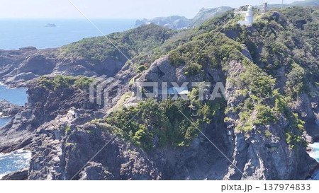 崖の窪みに建つ石室神社と石廊埼灯台。伊豆半島最南端の絶景(空撮) 崖の窪みに建つ石室神社と石廊埼灯台。伊豆半島最南端の絶景(空撮) 137974833