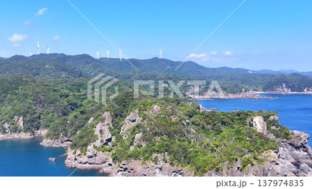 石廊崎周辺のダイナミックな海岸線と風力発電の風車(空撮) 石廊崎周辺のダイナミックな海岸線と風力発電の風車(空撮) 137974835