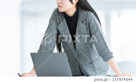 打ち合わせをする女性・ビジネスウーマン 打ち合わせをする女性・ビジネスウーマン 137974844