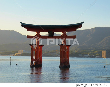 秋の夕暮れの厳島神社海中鳥居 広島 秋の夕暮れの厳島神社海中鳥居 広島 137974937