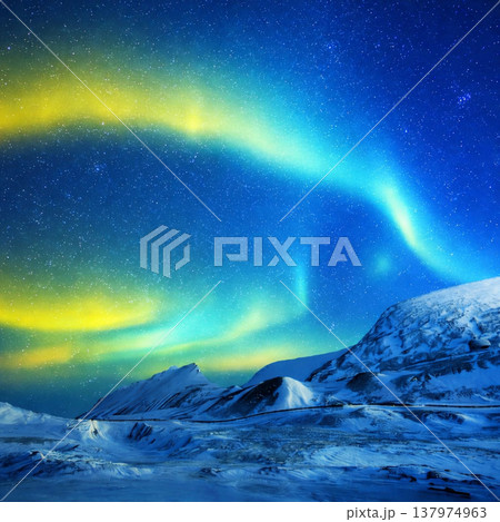 オーロラが降り注ぐ瞬間 137974963