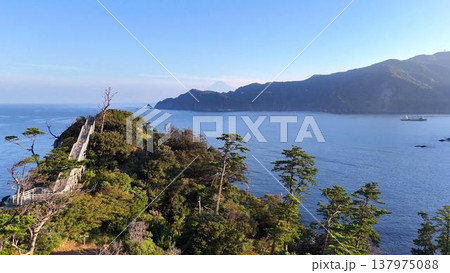 黄金崎の黄褐色の岩と島々。青い海に映える絶景(空撮・西伊豆) 黄金崎の黄褐色の岩と島々。青い海に映える絶景(空撮・西伊豆) 137975088