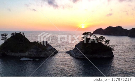 堂ヶ島の島々の間に沈む夕日。黄金色に輝く海面(空撮・西伊豆) 堂ヶ島の島々の間に沈む夕日。黄金色に輝く海面(空撮・西伊豆) 137975217