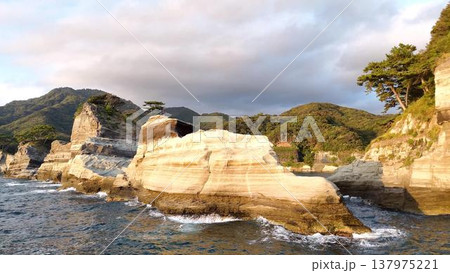 夕陽に照らされる堂ヶ島の凝灰岩。美しい地層と海岸線（空撮・西伊豆） 137975221