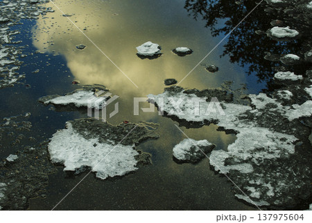 残雪と夕映　冬の風景　イメージ素材 137975604