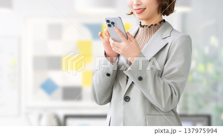 スマートフォンを操作する女性・ビジネスウーマン 137975994