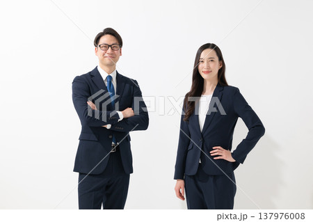 ビジネスマンとビジネスウーマン 137976008