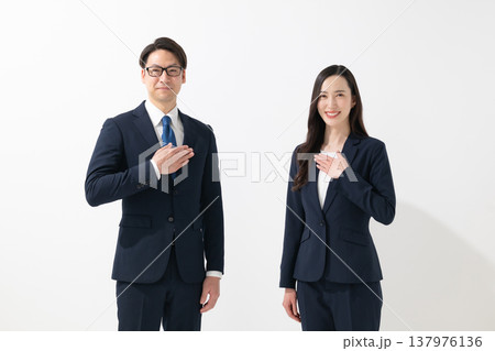 笑顔で立つビジネスマンとビジネスウーマン 笑顔で立つビジネスマンとビジネスウーマン 137976136