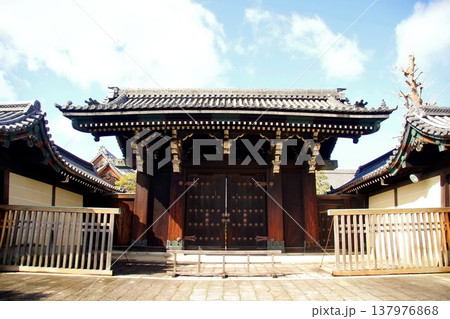 京都府　東本願寺・玄関門　京都市 下京区 常葉町　2022年2月 137976868